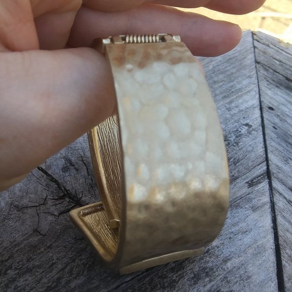 Lia Sophia That’s a Wrap Cuff Bracelet Brutalist vibes Hammered gold tone metal - Picture 11 of 16